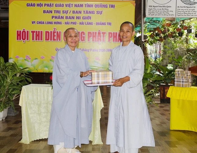 Ni trưởng Thích nữ Thông Mẫn trao giải nhì đến Sư cô Thích nữ Hạnh Quang