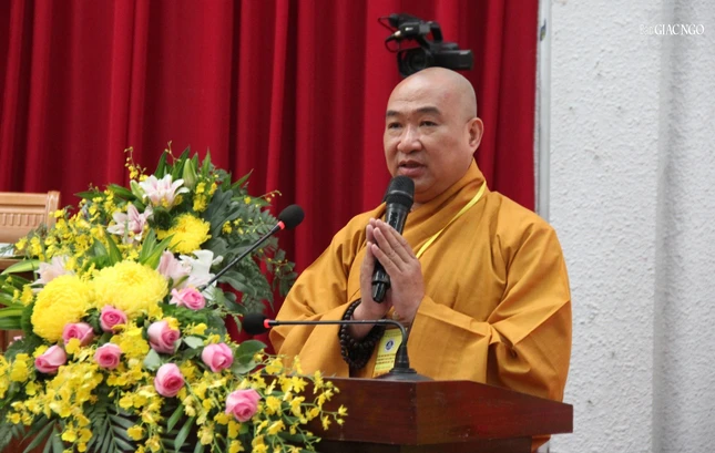 Thượng tọa Thích Phước Nguyên đọc quyết định trao Bằng tuyên dương công đức đến tập thể Học viện Phật giáo VN tại Huế