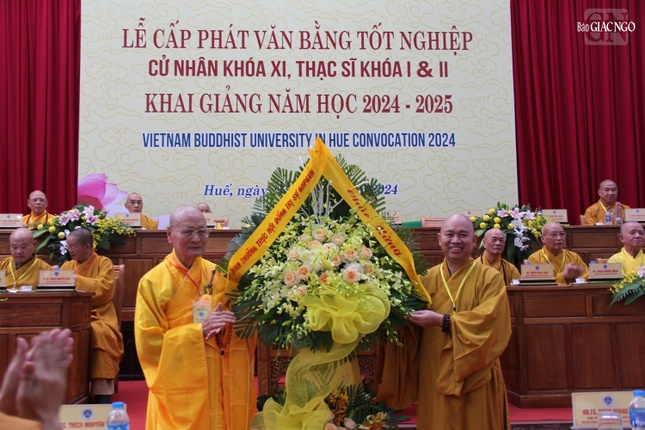 Thượng tọa Thích Đức Thiện trao lẵng hoa chúc mừng của Ban Thường trực Hội đồng Trị sự GHPGVN Thượng tọa Thích Đức Thiện trao lẵng hoa chúc mừng của Ban Thường trực Hội đồng Trị sự GHPGVN