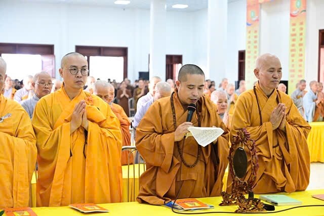 Đại đức Thích Bản Giáo dâng lời tác bạch