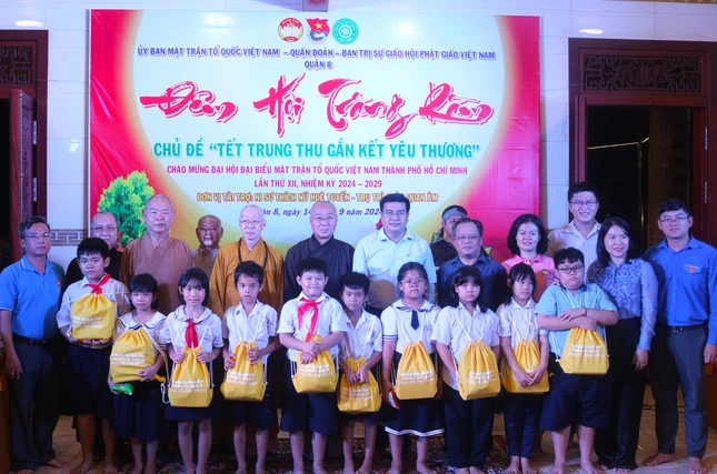 Trao quà Trung thu đến các em thiếu nhi Trao quà Trung thu đến các em thiếu nhi