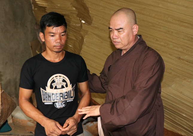 Thượng tọa Thích Tĩnh Triệt chia sẻ, động viên người dân