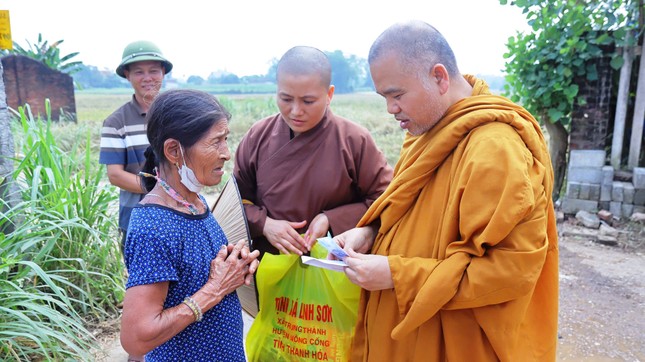 Thượng tọa Thích Giác Hoàng trực tiếp trao quà đến người dân