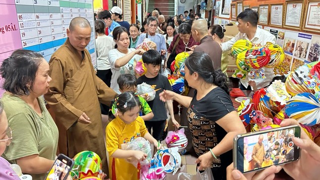 Hơn 500 em thiếu nhi về tổ đình Vạn Thọ tham dự chương trình "Vầng trăng Phật hiện"