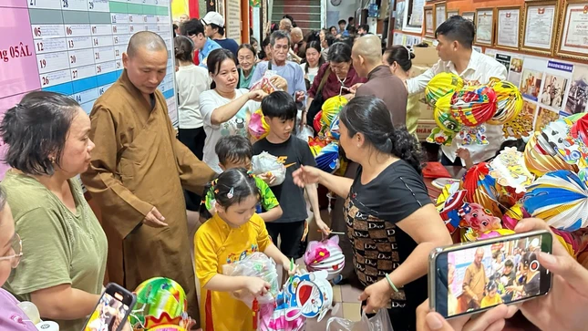 Hơn 500 em thiếu nhi về tổ đình Vạn Thọ tham dự chương trình "Vầng trăng Phật hiện"
