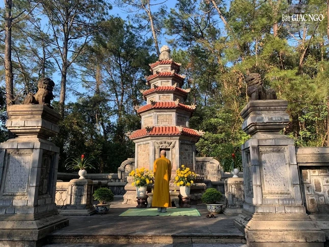 Bảo tháp của cố Trưởng lão Hòa thượng Thích Thiện Siêu trong khuôn viên khu tháp Tổ sư Liễu Quán tại núi Thiên Thai Bảo tháp của cố Trưởng lão Hòa thượng Thích Thiện Siêu trong khuôn viên khu tháp Tổ sư Liễu Quán tại núi Thiên Thai