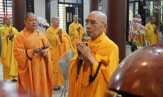 Trưởng lão Hòa thượng Thích Quang Nhuận cử hành lễ cúng ngọ theo nghi thức thiền môn cố đô Huế Trưởng lão Hòa thượng Thích Quang Nhuận cử hành lễ cúng ngọ theo nghi thức thiền môn cố đô Huế