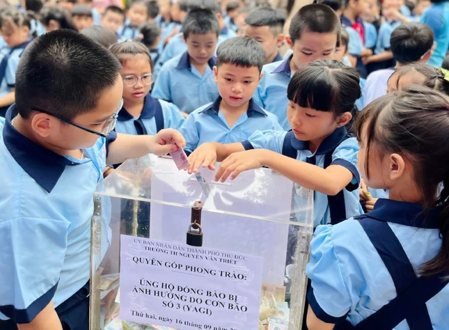 Các em học sinh Trường Tiểu học Nguyễn Văn Triết (TP.Thủ Đức) quyên góp ủng hộ đồng bào bị ảnh hưởng do cơn bão số 3 - Ảnh: Báo Tin tức
