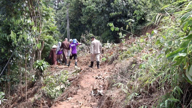 Đoàn đi bộ hơn 3 cây số đường mòn bùn lầy, trơn trượt để đến thăm, tặng quà các hộ gia đình trong vùng bị cô lập, thiệt hại nặng nề