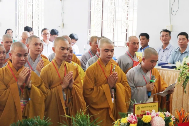 Đại diện Tăng Ni sinh dâng lời tác bạch