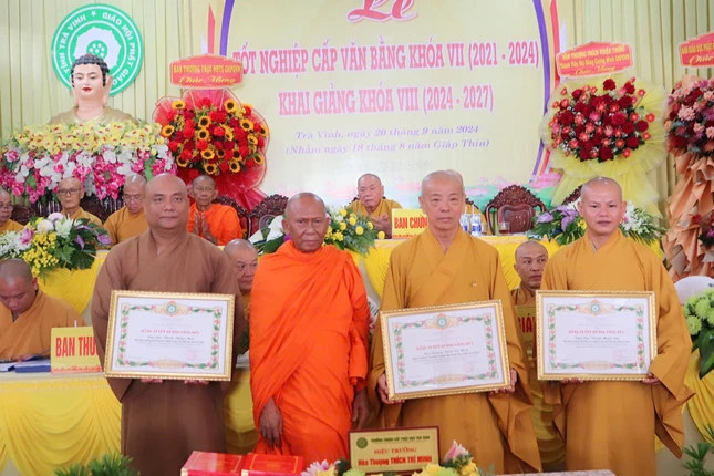 Hòa thượng Thạch Sok Xane trao Bằng tuyên dương công đức đến tập thể, các nhân