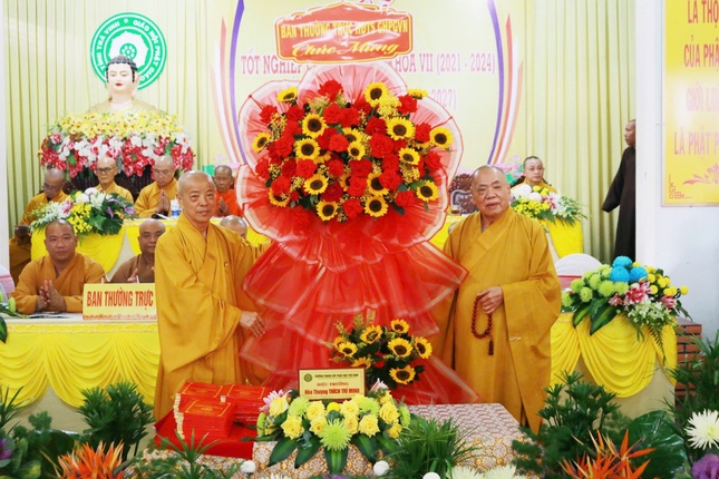 Ban Thường trực Hội đồng Trị sự tặng hoa chúc mừng