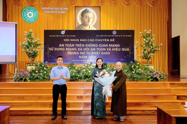 Ban Tổ chức tặng hoa tri ân các đơn vị