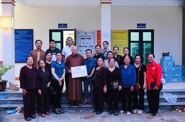Trao Thư cảm ơn của địa phương đến đoàn từ thiện Ban Trị sự GHPGVN tỉnh Thanh Hóa