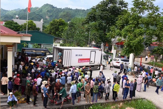 Điểm phát quà tại UBND xã Minh Xuân