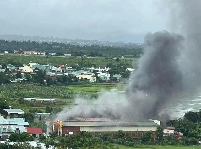 Ngôi chùa Vạn Phật bị cháy, cột khói cao hàng chục mét
