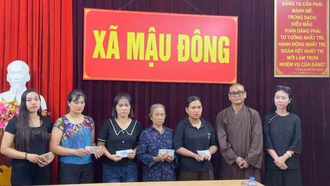 Trao quà đến các hộ gia đình tại xã Mậu Đông, H.Văn Yên, Yên Bái Trao quà đến các hộ gia đình tại xã Mậu Đông, H.Văn Yên, Yên Bái