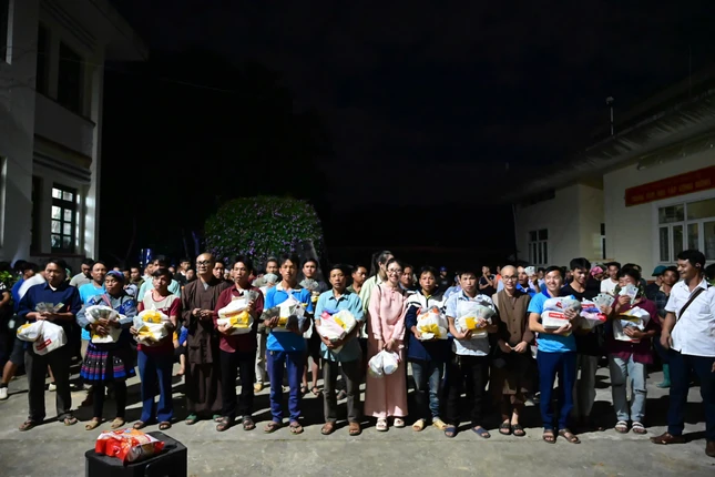 Đại diện chư tôn đức chùa Thanh Phong, Tây Sơn, Kiều Trung và các Phật tử, mạnh thường quân tặng quà đến bà con bị thiệt hại do lũ lụt, sạt lở đất tại Lào Cai Đại diện chư tôn đức chùa Thanh Phong, Tây Sơn, Kiều Trung và các Phật tử, mạnh thường quân tặng quà đến bà con bị thiệt hại do lũ lụt, sạt lở đất tại Lào Cai