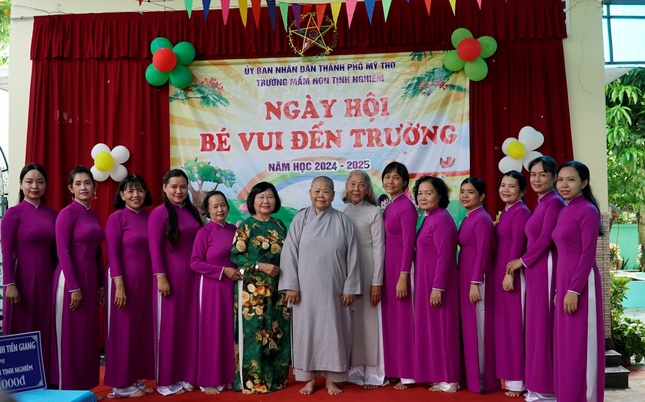 Ni trưởng Tịnh Nghiêm và tập thể giáo viên