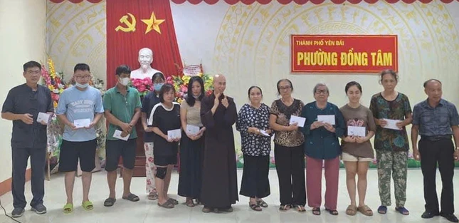 Trao quà hỗ trợ bà con P.Đồng Tâm, TP.Yên Bái