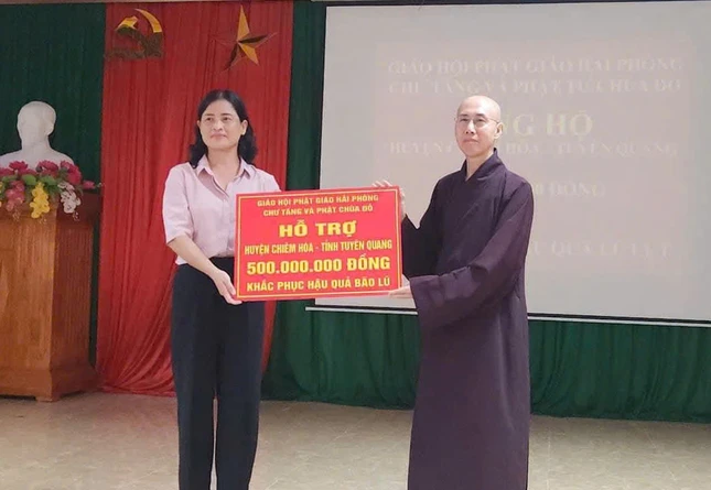 Thượng tọa Thích Trường Xuân trao 500 triệu đồng hỗ trợ 100 gia đình bị thiệt hại khắc phục hậu quả sau bão lũ