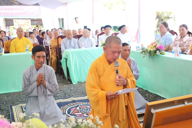 Đại đức Thích Thiện Định dâng lời phát nguyện Đại đức Thích Thiện Định dâng lời phát nguyện