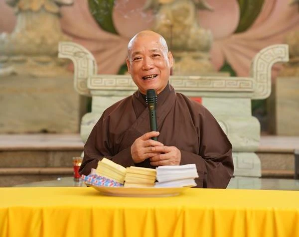 Hòa thượng Thích Bảo Nghiêm phát biểu chia sẻ, động viên bà con cố gắng nỗ lực, vượt qua khó khăn