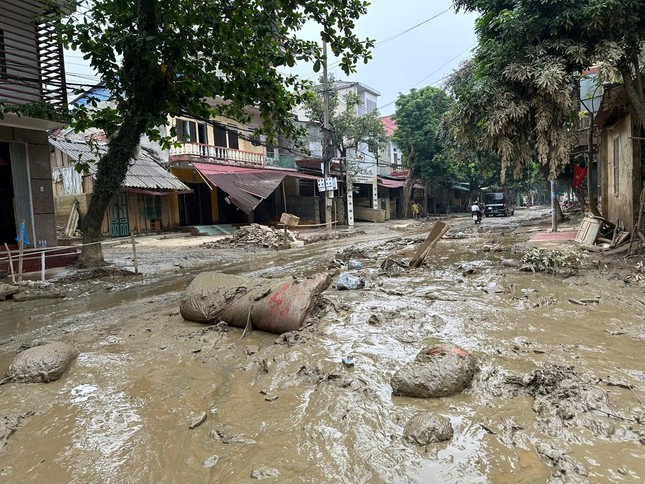 Đường sá ngập bùn đất