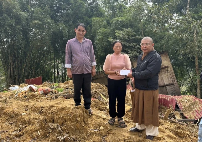 Tại Lào Cai, Thượng tọa Thích Quảng Cao trao tiền hỗ trợ đến đại diện gia đình của nạn nhân bị thiệt mạng do thiên tai, chỉ còn lại 1 em bé 3 tuổi