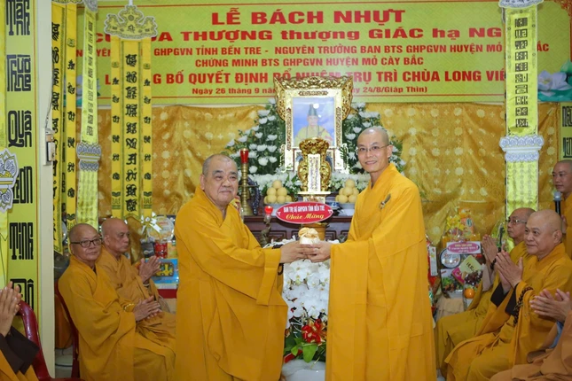 Thượng tọa Thích Minh Phong trao con dấu chùa Long Viên để Đại đức Thích Tánh Nhàn lưu giữ