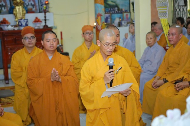 Đại đức Thích Tánh Nhàn, tân trụ trì chùa Long Viên dâng lời phát nguyện