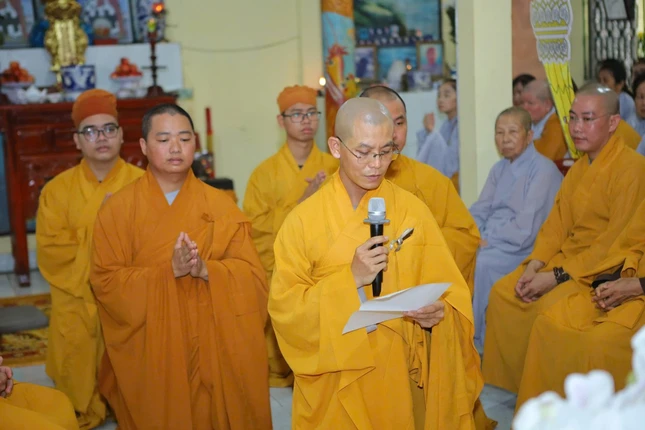 Đại đức Thích Tánh Nhàn, tân trụ trì chùa Long Viên dâng lời phát nguyện