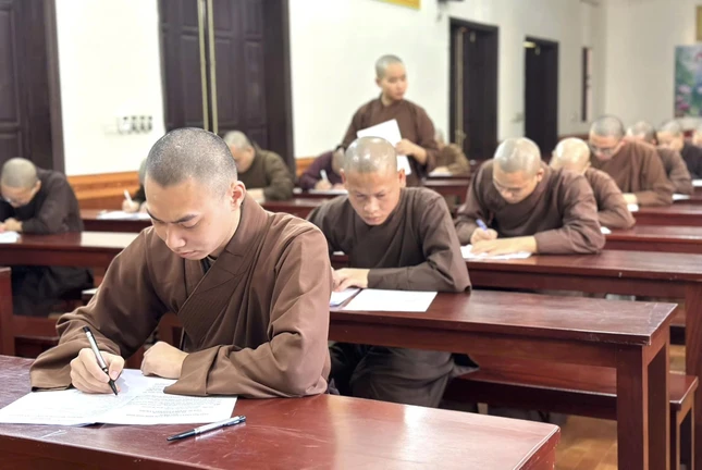 Nghiêm túc làm bài