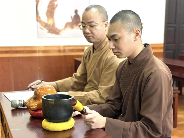 Giới tử thực hiện hiệu lệnh chuông, mõ