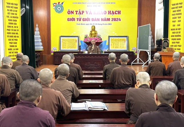 Thượng tọa Thích Minh Quang sách tấn, động viên giới tử trước kỳ thi