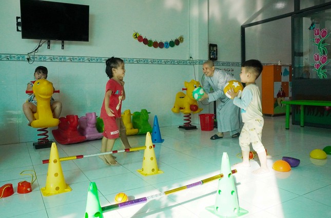 Sư cô Tâm Uyên, chủ nhiệm lớp mẫu giáo Sen Vàng chơi cùng các em - Ảnh: Như Danh Sư cô Tâm Uyên, chủ nhiệm lớp mẫu giáo Sen Vàng chơi cùng các em - Ảnh: Như Danh