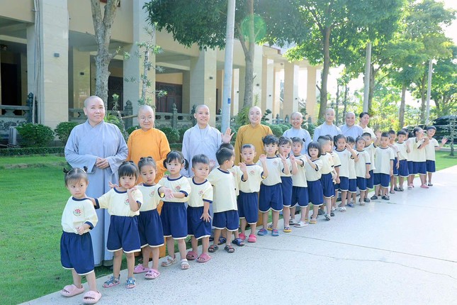 Các bé bên quý Sư và cô giáo ở trường - Ảnh: MNSV Các bé bên quý Sư và cô giáo ở trường - Ảnh: MNSV