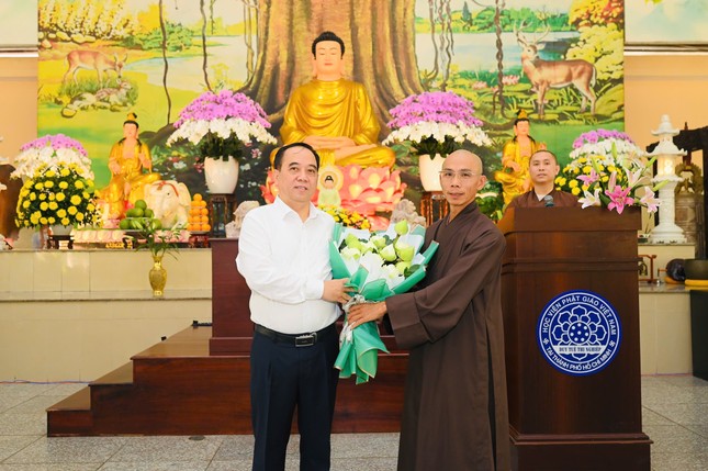Thượng tọa Thích Phước Lượng tặng hoa tri ân