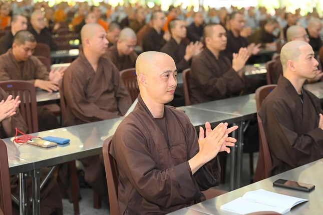 Tăng sinh tham dự hội nghị