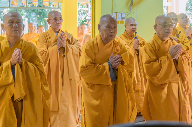 Chư tôn đức phát lồ sám hối