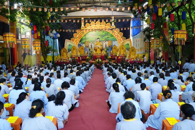 Pháp hội Dược Sư tại chùa Bằng có sự tham dự của gần 1.000 Phật tử đến từ Đạo tràng Pháp Hoa miền Bắc và nhân dân Phật tử thập phương