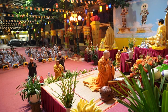 Tối ngày 3-10 (mùng 1-9-Giáp Thìn), Hòa thượng trụ trì Thích Bảo Nghiêm cùng chư Tăng bản tự đã làm lễ sái tịnh đàn tràng