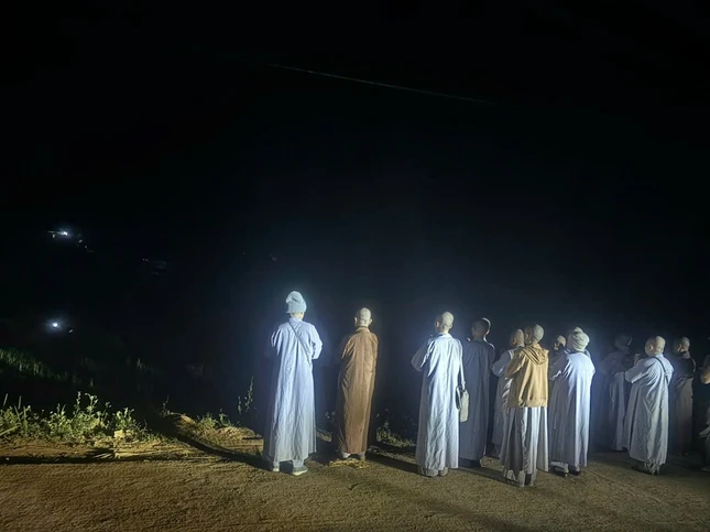 Chư Ni tụng kinh cầu nguyện cho hương linh những nạn nhân bị thiệt mạng do lũ quét tại làng Nủ