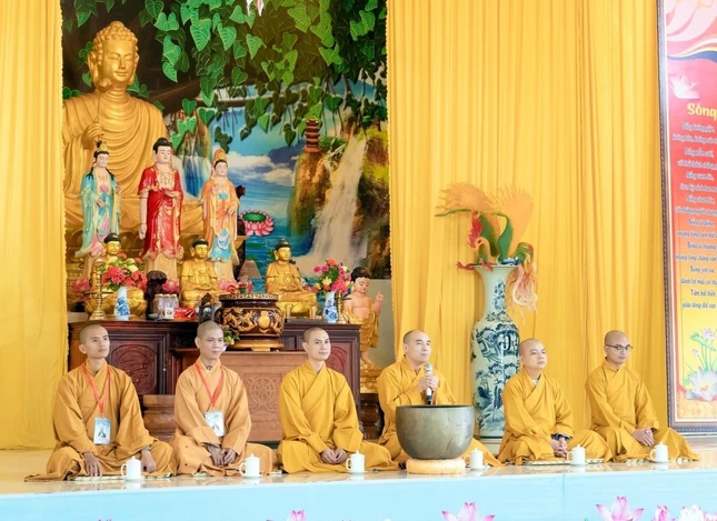 Chư tôn đức chứng minh lễ khai mạc khóa tu