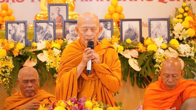 Trưởng lão Hòa thượng Thích Giác Giới ban đạo từ