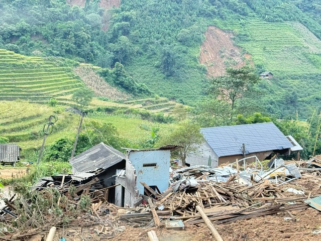 Nhà cửa của người dân bị hư hại do cơn bão lũ vừa qua