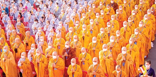 Hòa thượng Thích Thiện Thống: "Công tác số hóa dữ liệu Tăng Ni còn chậm. Vấn đề này nên hoan hỷ với Giáo hội. Vì lực lượng thực hiện công tác này tương đối mỏng, Tăng Ni thực hiện nhiệm vụ mang tính công đức, Giáo hội chưa có nguồn kinh phí đủ lớn để thuê người làm." - Ảnh: Quảng Đạo