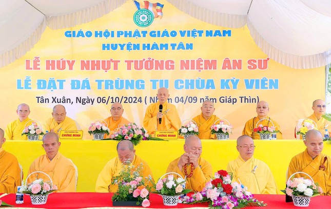 Trưởng lão Hòa thượng Thích Minh Trí ban đạo từ