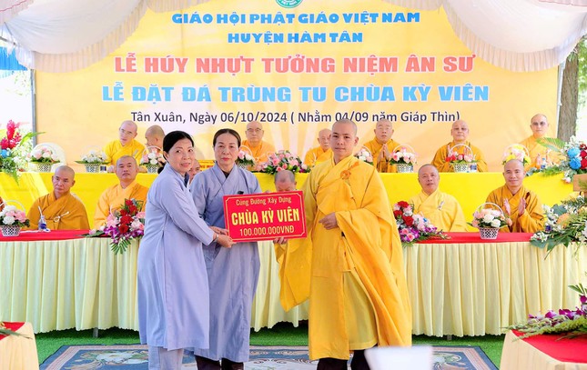 Đại diện Phật tử cúng dường tịnh tài xây dựng chùa Kỳ Viên