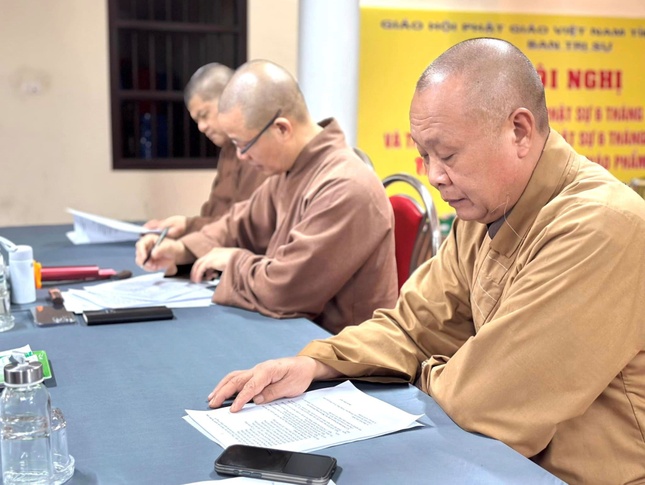 Chư tôn đức theo dõi báo cáo và nêu ý kiến cho chương trình Phật sự sắp tới